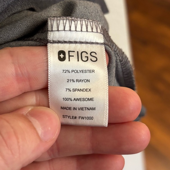 FIGS Catarina One-Pocket Scrub Top in Graphite - Picture 6 of 7